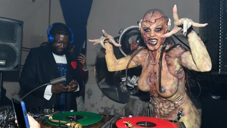 Хайди Клум позира чисто гола преди Хелоуин