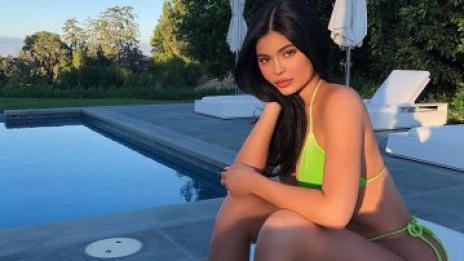 Оскъдни долнища, флорални мотиви... Какви бански предпочитат звездите?