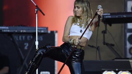 Майли Сайръс „ожени“ двама в TikTok