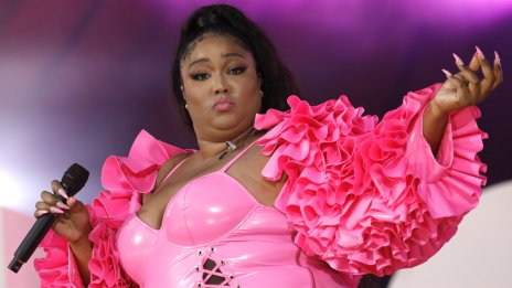 Фенове: Лизо, май вече не си сама!