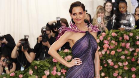 Кейти Холмс, сериозно, сандали през ноември?