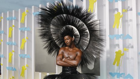Lil Nas X с пера и Лизо като черен лебед – най-красивите звезди на VMAs