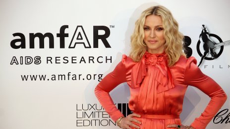 Мадона открадна вниманието в барби розово, секси корсет и предизвикателна визия