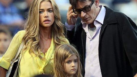 Дъщерята на Чарли Шийн, Сами, ще си маха гръдните импланти – влошили здравето ѝ