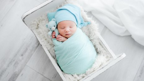 Половинката на Иво Аръков с погача за сина им