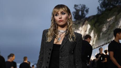 Майли Сайръс с интригуващо предложение към Гуен Стефани и годеника ѝ