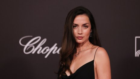 Здравей, лято &ndash; Ана де Армас разгорещи страстите със секси снимки по бански 