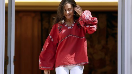 Лятна мода – кралица Летисия с уникална бродирана риза