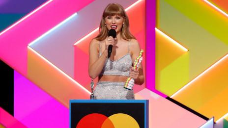 Тейлър Суифт с историческа победа на наградите BRIT