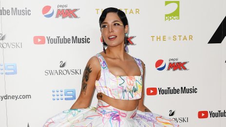 Холзи с гордост показа стриите на корема си