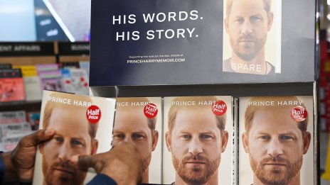 Мемоарите на принц Хари удариха кралското семейство, но какви са последствията?