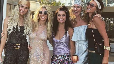 Чар или бедствие: Елза Патаки посреща гости без бельо