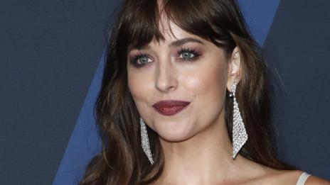 Дакота Джонсън предизвиква слухове за годеж с Крис Мартин