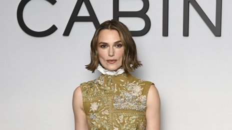 Минималистичен шик – Кийра Найтли с уникална рокля на червения килим в Лондон