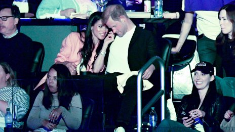 Като влюбени тийнейджъри – Хари и Меган се забавляват на баскетболен мач