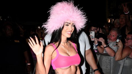 Нов ден, нова прическа и нова снимка по бельо за Меган Фокс