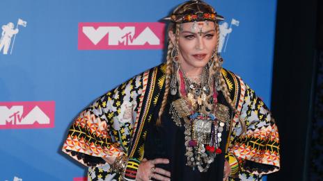 Мадона остаря, отлага концерт отново заради травма