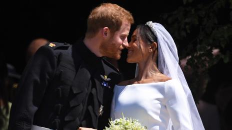 Истината за сватбената тиара на Меган и намесата на кралицата