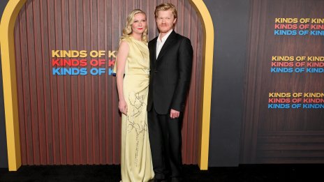 Джеси Племънс показа впечатляващо отслабване на червения килим