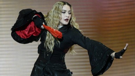 Лятото на звездите: Мадона и младото й гадже с купон на плажа