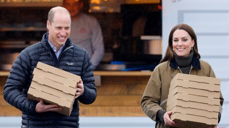 Дни преди коронацията принц Уилям и Кейт Мидълтън се превърнаха в разносвачи на пица