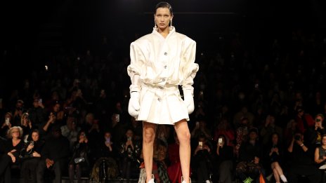 След 100 дни битка с лаймската болест, Бела Хадид се завърна към модата