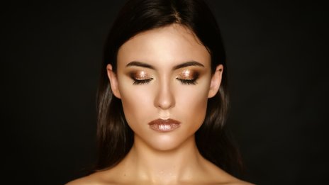 Ситен брокат по клепачите – идея за зимен грим