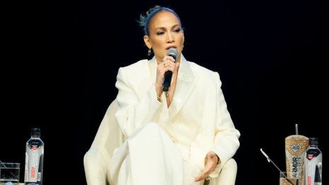 Дженифър Лопес прикова погледите с изцяло бял костюм