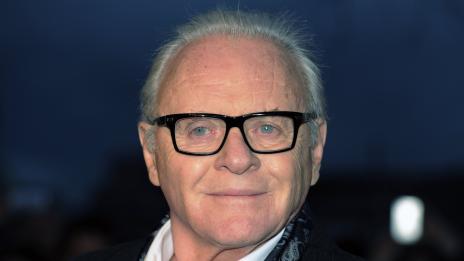 Антъни Хопкинс се ваксинира срещу коронавирус