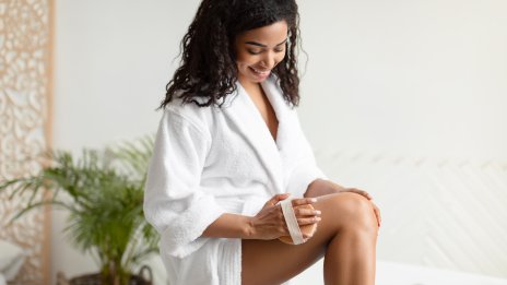 Сухо четкане на кожата – защо е полезно и как да го правите?