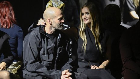 Все така влюбена: Роузи Хънтингтън-Уайтли гали Джейсън Стейтъм