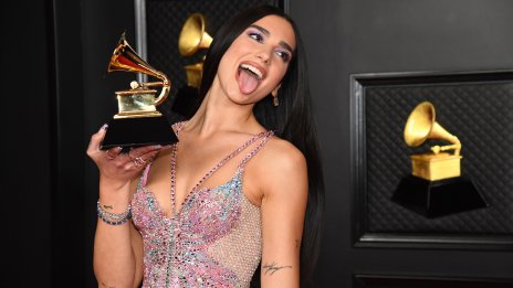 Лятна мода: Дуа Липа със задължителните обувки за сезона