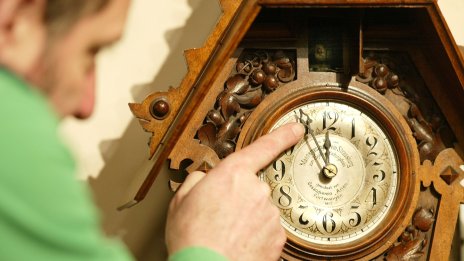 Смяна на времето – кога преминаваме с час назад и как да се справим с промените