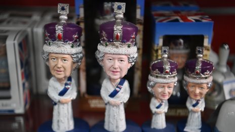 Принц Уилям се пошегува с кралицата