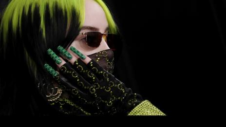 Били Айлиш в неоново зелено от главата до петите