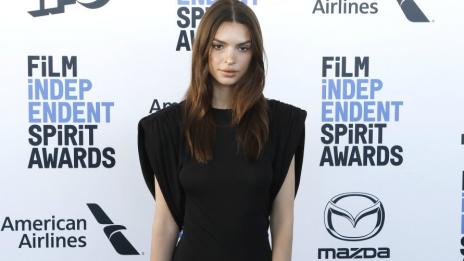 Емили Ратайковски с нова прическа 