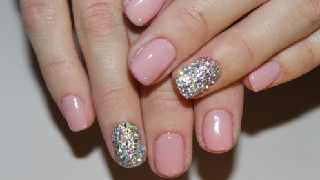 Пролетен маникюр – „голо диско“ по ноктите