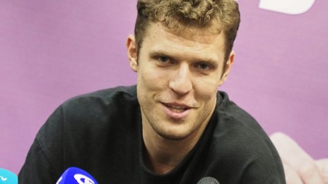 Любимата жена на Александър Везенков показа как поддържа секси извивки