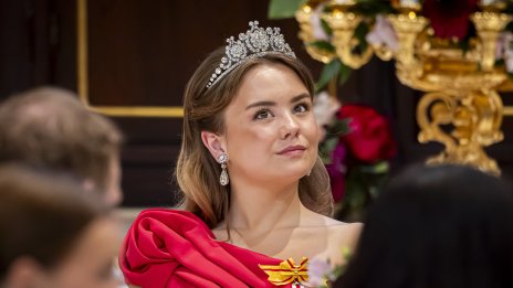 Кралски блясък - 19-годишната принцеса Ариана направи впечатляващ дебют с тиара