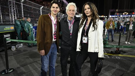 Спортно семейство – Майкъл Дъглас и Катрин Зита-Джоунс със сина си на Формула 1 във Вегас