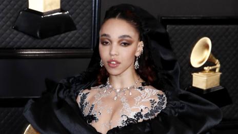 FKA Twigs отхвърли извинението на Шая Лебьоф
