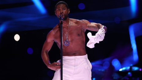 Наслада за очите и ушите – голият Ъшър ни върна в 90-те с шоуто си на Супербоул