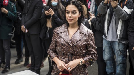 Есенна мода – Джорджина Родригес с актуален модел палто