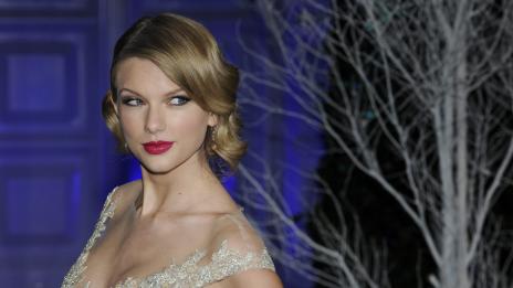 Зимно палто: Тейлър Суифт с избор за 2800 долара