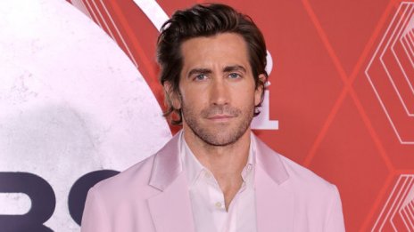 Джейк носи Prada: Джилинхол се премени в бледорозов смокинг на марката