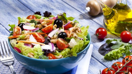 Бързо, лесно, вкусно &ndash; Лятна рецепта за селска салата със сезонни зеленчуци
