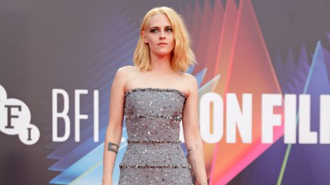 Като истинска Даяна: Кристен Стюарт с Chanel на червения килим