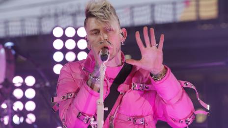 Machine Gun Kelly пуска унисекс лакове за нокти