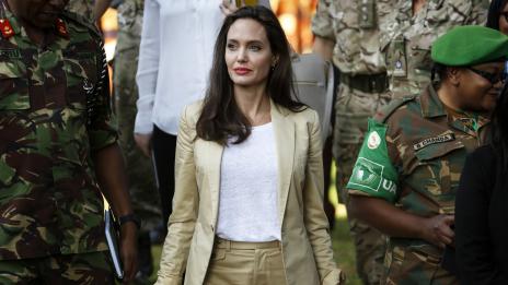 С дизайнерско Valentino до магазина: Анджелина Джоли знае как!