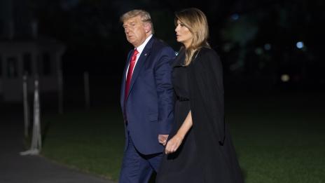 Код черно в коледната картичка на семейство Тръмп 